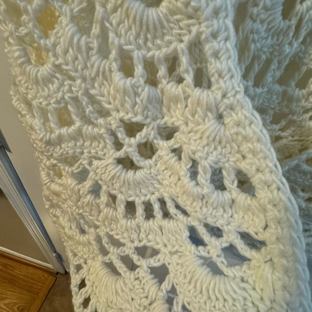 70s Handmade Cream Crocheted Shawl Poncho Pashmina Coverup Boho Grannycore Indie - Picture 2 of 13